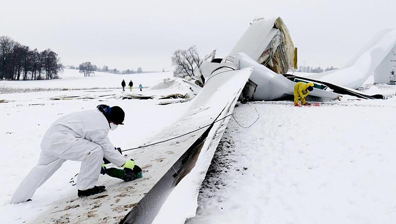 In Sachsen knickte ein 95 Meter hohes Windrad im Windpark Sitten bei Leisnig wie ein Strohhalm ein. In Sachsen knickte ein 95 Meter hohes Windrad im Windpark Sitten bei Leisnig wie ein Strohhalm ein.