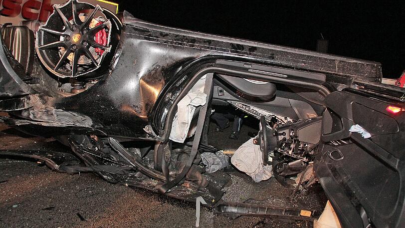Der Porsche ist nur noch ein Wrack. Das Auto hat sich auf der A8 bei Felden auf regennasser Fahrbahn mehrfach überschlagen.