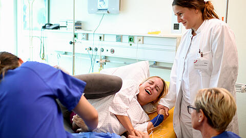 Simulationstraining von einer Notfallsituation bei einer Geburt.