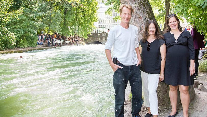 Die SPD-Stadträtinnen Verena Dietl (rechts) und Kathrin Abele stellten einen offiziellen Antrag für eine Surferwelle im Tucherpark. Hier mit Wolfrik Fischer von der Interessengemeinschaft Surfen München. (Archivbild) Die SPD-Stadträtinnen Verena Dietl (rechts) und Kathrin Abele stellten einen offiziellen Antrag für eine Surferwelle im Tucherpark. Hier mit Wolfrik Fischer von der Interessengemeinschaft Surfen München. (Archivbild)
