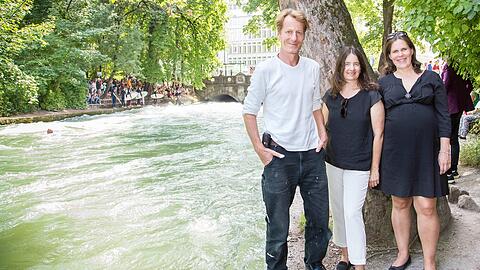 Die SPD-Stadträtinnen Verena Dietl (rechts) und Kathrin Abele mit Wolfrik Fischer von der Interessengemeinschaft Surfen München.