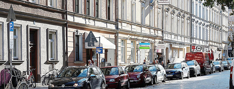 Altschwabinger Ensemble: Die Occamstraße mit dem Lustspielhaus und dem Vereinsheim. Beide Institutionen werden von Till Hofmann betrieben.