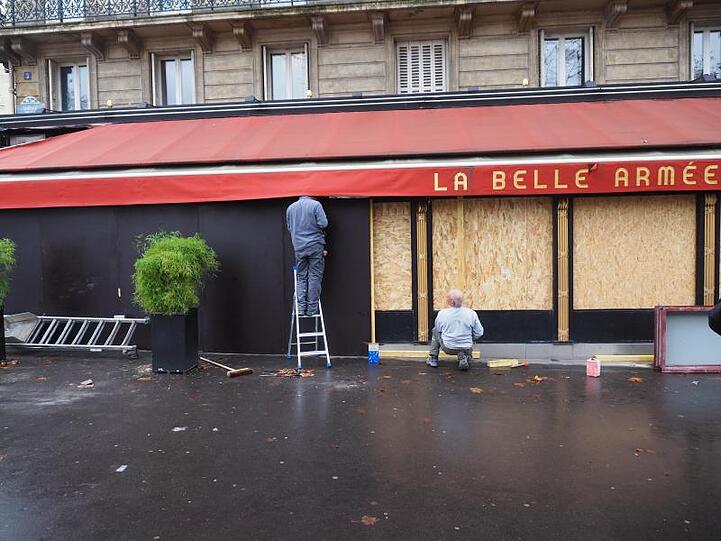 Arbeiter sichern die Terrasse des Lokals "La Belle Armée" ab, das bei Protesten am vergangenen Wochenende beschädigt worden war.