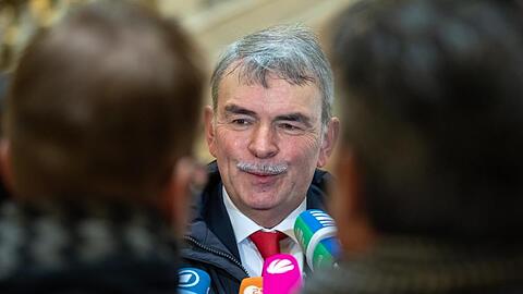 Der damalige Kläger Gustl Mollath unterhält sich vor Beginn eines Prozesses mit den Journalisten. Foto: Peter Kneffel/dpa/Archivbild