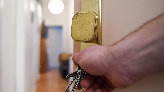 Viele Touristen würden während der Wiesn lieber in einer privaten Wohnung übernachten, statt ein teures Hotelzimmer buchen zu müssen. (Symbolbild)
