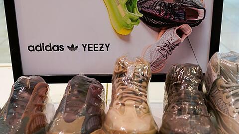 Der Adidas-Konzern will Teile des Bestandes an den gemeinsam mit Rapper Kanye West auf den Markt gebrachten Produkten der "Yeezy"-Reihe auch nach der Trennung von dem umstrittenen Musiker weiter verkaufen.