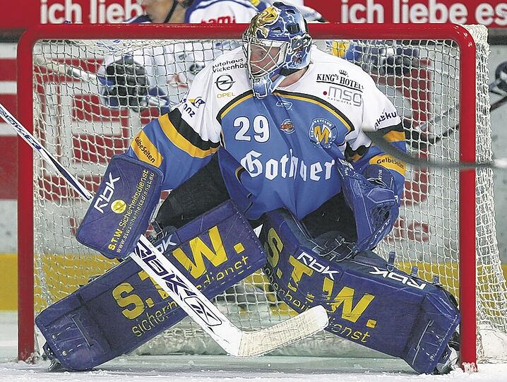 Die 29 ist die Nummer 1 im EHC-Tor: Die Münchner setzen in dieser Saison voll auf Joey Vollmer &ndash; zumindest vorerst.