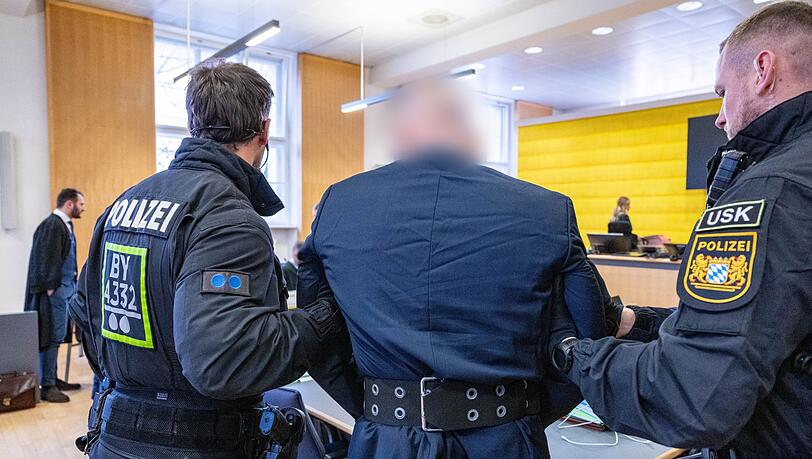 F&uuml;r die Transport- und Bewachungseins&auml;tze w&auml;hrend Prozessen m&uuml;ssen Polizisten viele Arbeitsstunden aufwenden. (Archivbild)