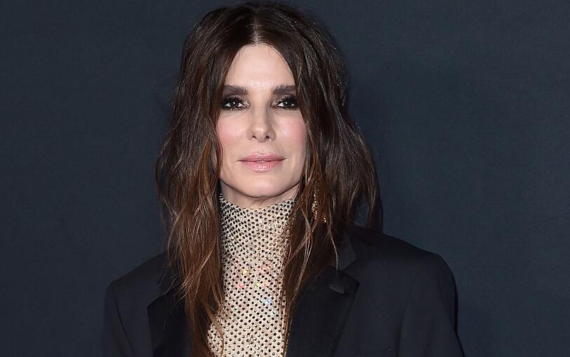 Längst nicht alle schummeln sich jünger. Sandra Bullock etwa schlug einst beim Casting ein paar Jahre drauf, um die Rolle einer "älteren Wissenschaftlerin" in "Love Potion #9" zu bekommen. Längst nicht alle schummeln sich jünger. Sandra Bullock etwa schlug einst beim Casting ein paar Jahre drauf, um die Rolle einer "älteren Wissenschaftlerin" in "Love Potion #9" zu bekommen.