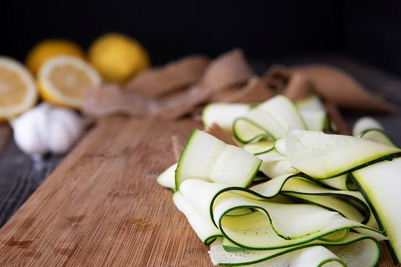 Eine weitere Abwandlung zur klassischen Lasagne schaffen Sie, indem Sie die Lasagneplatten durch Gemüsescheiben (zum Beispiel Zucchini, Auberginen, Kartoffeln oder Süßkartoffeln) ersetzen. Dazu passt eine Tomaten-Sauce, die wie gewohnt mit Béchamelsauce und Käse geschichtet wird. Ebenfalls passend zur Low-Carb-Gemüse-Lasagne: schwarze Oliven für den zusätzlich mediterranen Geschmack. Eine weitere Abwandlung zur klassischen Lasagne schaffen Sie, indem Sie die Lasagneplatten durch Gemüsescheiben (zum Beispiel Zucchini, Auberginen, Kartoffeln oder Süßkartoffeln) ersetzen. Dazu passt eine Tomaten-Sauce, die wie gewohnt mit Béchamelsauce und Käse geschichtet wird. Ebenfalls passend zur Low-Carb-Gemüse-Lasagne: schwarze Oliven für den zusätzlich mediterranen Geschmack.