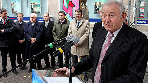 Erinnerungen an die Wiedervereinigung: Auch Günther Beckstein sprach am Hallplatz, in Hintergrund Nürnbergs Mauerstück.