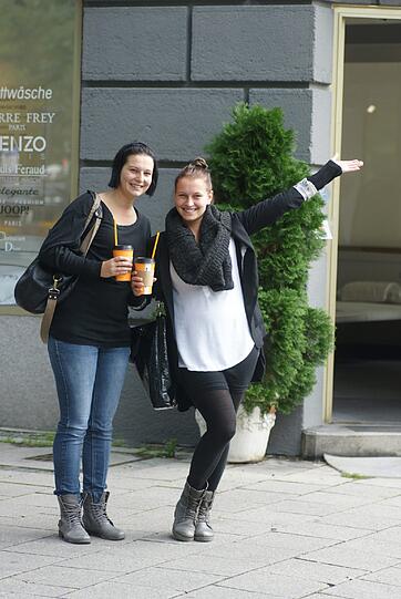 Barbara Pröls (r.), Studentin (21):
&bdquo;In Schwabing hat man alles, was man braucht. Außerdem passt die Kombination aus Altbauten und Neubauten wunderbar. Die Mischung macht&rsquo;s. Es macht Spaß, hier zu leben und zu studieren.&ldquo;