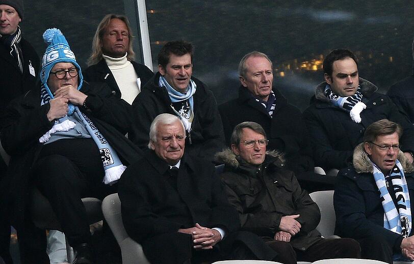 Prominent platziert: Zwei Plätze neben Otti Fischer sitzt der neue Löwen-Präsident Hep Monatzeder.