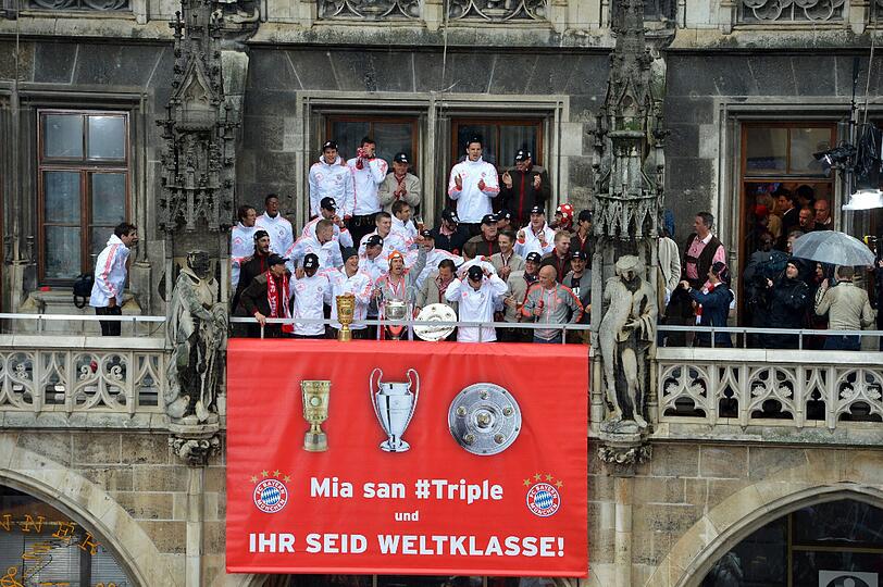 Mia san Triple. Die Bilder von der Bayern-Siegesfeier auf dem Rathaus-Balkon.