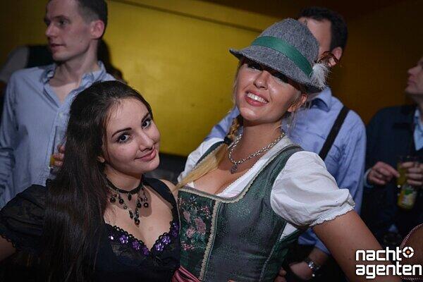 Die schickeren Wiesngäste steuern zum Heart. Das wünscht dann auch "A Heartliche Wiesn". Mehr Bilder: www.nachtagenten.de