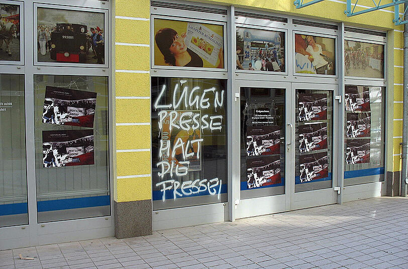 Blick auf das mit rechten Parolen beschmierte Redaktionsgebäude der "Lausitzer Rundschau" in Spremberg.