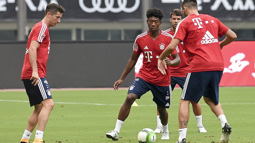 Um 11 Uhr Ortszeit bat Bayern-Trainer Carlo Ancelotti seine Stars auf einem Nebenplatz des Shanghai Stadiums zu einer ersten Einheit, nur wenig beschattet von den Hochhäusern der 24-Millionen-Einwohner-Metropole.