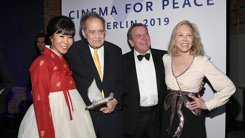 Arthur Cohn, Altkanzler Gerhard Schroeder mit Ehefrau Soyeon Kim und Filmstart Faye Dunaway