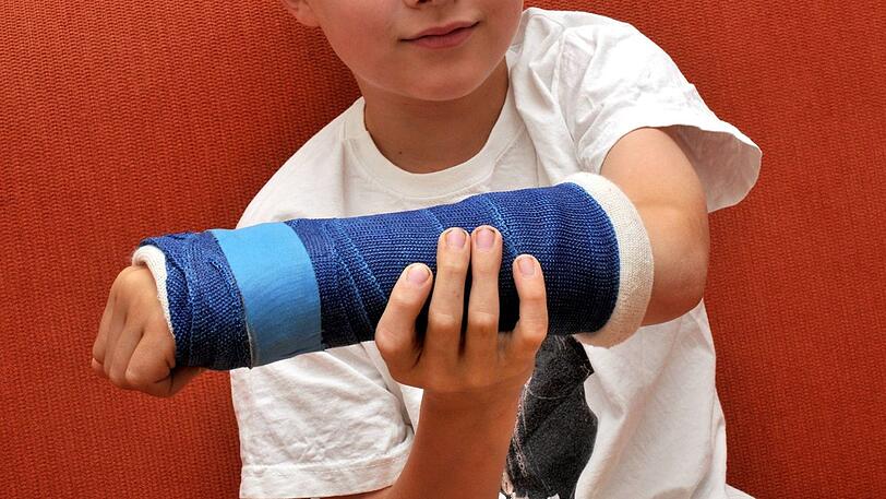Bei einem Skiunfall brach sich ein 11-Jähriger den Arm. (Symbolbild)