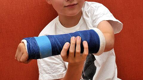 Bei einem Skiunfall brach sich ein 11-Jähriger den Arm. (Symbolbild)