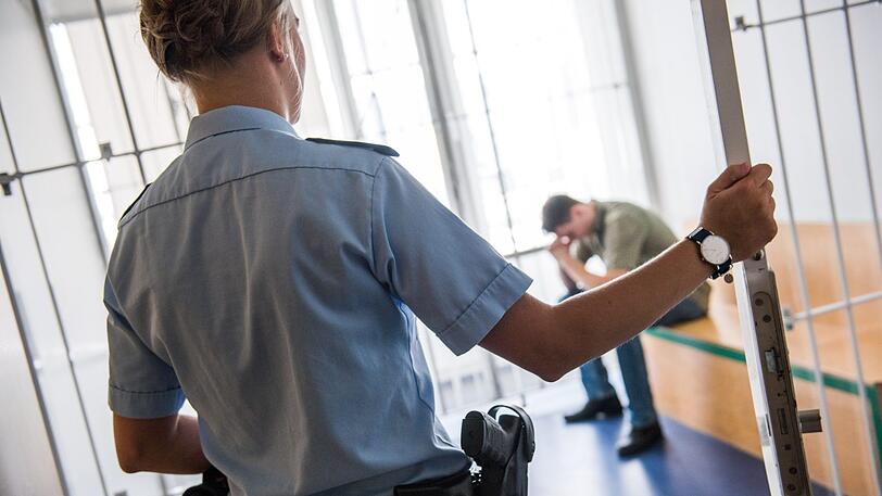 Auf der Wache entschuldigte sich der 19-Jährige plötzlich für sein Fehlverhalten. (Symbolbild)