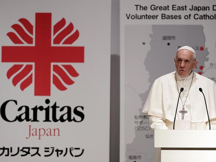 Papst Franziskus spricht bei einem Treffen mit Fukushima-Opfern in Tokio.