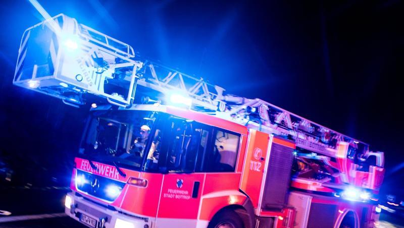 Ein Drehleiterwagen der Feuerwehr mit Blaulicht. Foto: Marcel Kusch/dpa/Symbolbild Ein Drehleiterwagen der Feuerwehr mit Blaulicht. Foto: Marcel Kusch/dpa/Symbolbild