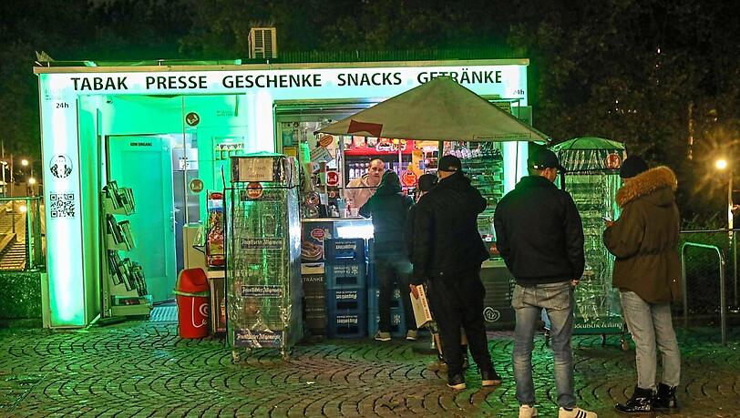7 Grad kurz vor Mitternacht: Das ist zu frostig für die Lust auf Freiluftparty. Der Andrang am 24-Stunden-Kiosk an der Münchner Freiheit ist mau. 7 Grad kurz vor Mitternacht: Das ist zu frostig für die Lust auf Freiluftparty. Der Andrang am 24-Stunden-Kiosk an der Münchner Freiheit ist mau.