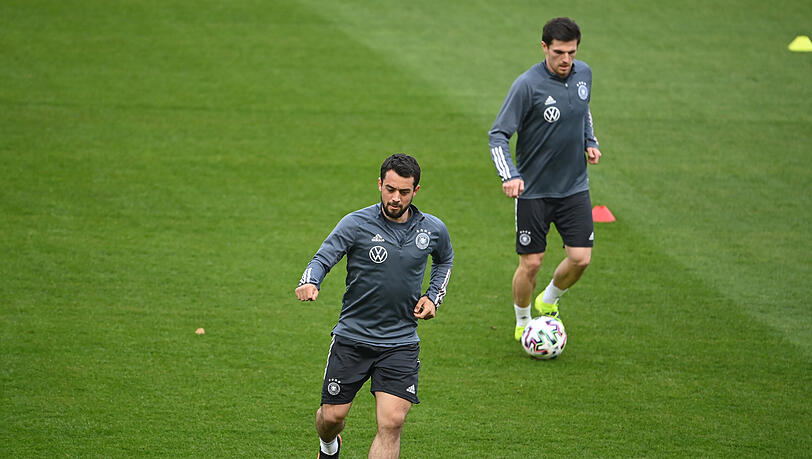 Jonas Hofmann (r.) soll positiv auf Corona getestet worden sein. Jonas Hofmann (r.) soll positiv auf Corona getestet worden sein.
