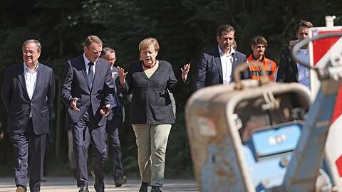 Angela Merkel und Armin Laschet begutachten eine neugebaute Brücke in Hagen. Die Bundeskanzlerin hat erneut die Flutgebiete in Nordrhein-Westfalen besucht.