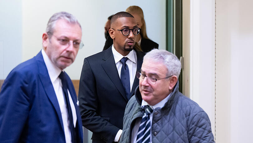 Jerome Boateng kommt zu mit seinen Anwälten Norman Gelbart (l) und Peter Zuriel in den Gerichtssaal des Landgericht München I.