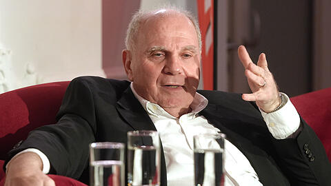 Uli Hoeneß zu Gast auf dem roten Sofa der AZ, zur Verfügung gestellt von Möbel Höffner.
