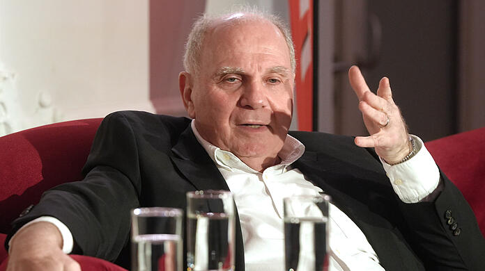 Uli Hoeneß zu Gast auf dem roten Sofa der AZ, zur Verfügung gestellt von Möbel Höffner.