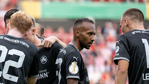 Fürths Julian Green (2.v.r.) reagiert auf dem Platz.