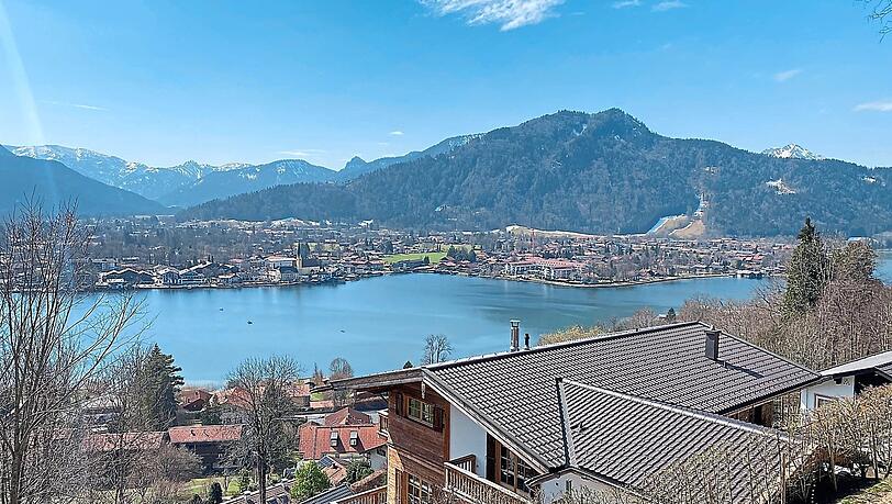 Ein Blick auf den Tegernsee mit Rottach-Egern im Fr&uuml;hjahr: Immobilien im dortigen Landkreis Miesbach k&ouml;nnen sich Normalverdiener, die zuvor nicht ordentlich Geld zur Seite gelegt haben, schon lange nicht mehr leisten.