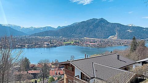 Ein Blick auf den Tegernsee mit Rottach-Egern im Fr&uuml;hjahr: Immobilien im dortigen Landkreis Miesbach k&ouml;nnen sich Normalverdiener, die zuvor nicht ordentlich Geld zur Seite gelegt haben, schon lange nicht mehr leisten.