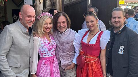 Familie Drews hat beim Kinderlachen-Stammtisch mit Gr&uuml;nder Christian Vosseler gefeiert.