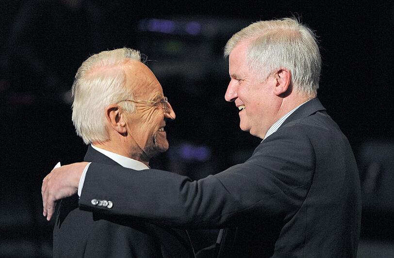 Vorgänger und Nachfolger im Amt des Ministerpräsidenten: hier gratuliert Horst Seehofer Stoiber.