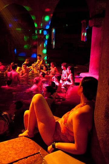 Viel nackte Haut: Bei den 4. "Night of Baths?"in Budepest ging?s wieder richtig heiß her.