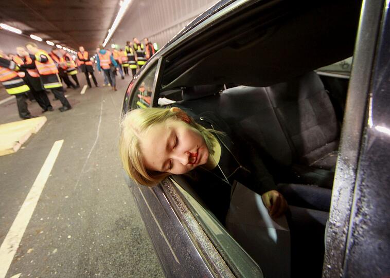 Ein schwerer Autounfall im Tunnel, klaffende Wunden, schreiende Verletzte: Rettungskräfte haben den Ernstfall im Richard-Strauss-Tunnel geprobt. Die AZ war dabei und hat den großen Übungseinsatz verfolgt.