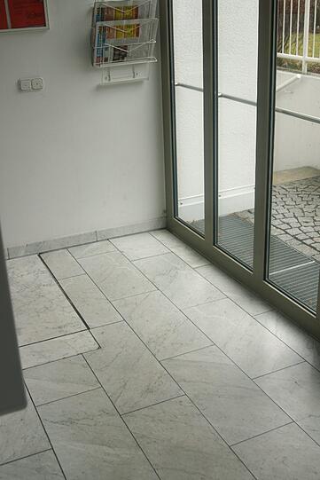 In diesem Eingangsbereich eines Wohnhauses in München-Obersendling wurde die 31-jährige Verlagsangestellte ermordet.