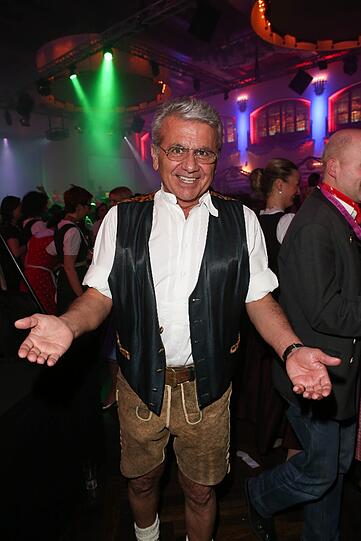 Auch dieses Jahr feierten 2.000 Gäste am Auftakt-Abend der Nacht der Tracht in Dirndl und Lederhosn ein rauschendes Fest im Löwenbräukeller! Bereits zum 12. Mal zapften die Veranstalter Wiesnwirt Christian Schottenhamel und Eventmanager Philip Greffenius beim traditionellen Anstich der Nacht der Tracht das erste Fass gekonnt mit nur zwei Schlägen an, und freuten sich über die gute Stimmung im Festsaal. Die Bilder!