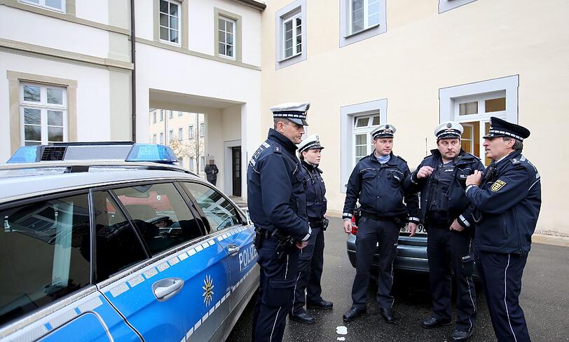 Polizeifahrzeuge stehen in Zwiefalten (Baden-Württemberg) vor dem Zentrum für Psychiatrie. In der Nacht sind dort drei Straftäter aus einer geschlossenen Abteilung ausgebrochen.
