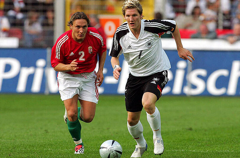 Sein erstes Länderspiel bestreitet Schweinsteiger gegen Ungarn 2004. Mit ihm beginnt er der große Umbruch nach der enttäuschenden EM 2004 in Portugal