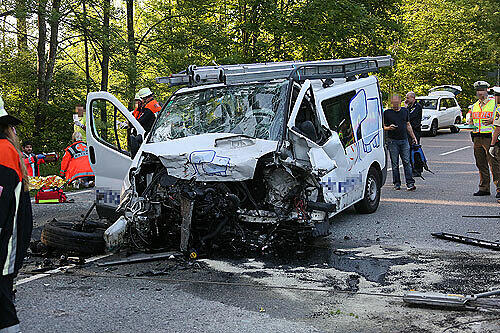 Frontalunfall in Bad Reichenhall: Ein Transporter kracht gegen einen BMW X5. Drei Menschen werden schwer verletzt.