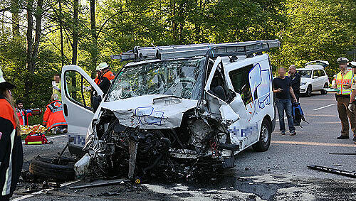 Frontalunfall in Bad Reichenhall: Ein Transporter kracht gegen einen BMW X5. Drei Menschen werden schwer verletzt. Frontalunfall in Bad Reichenhall: Ein Transporter kracht gegen einen BMW X5. Drei Menschen werden schwer verletzt.