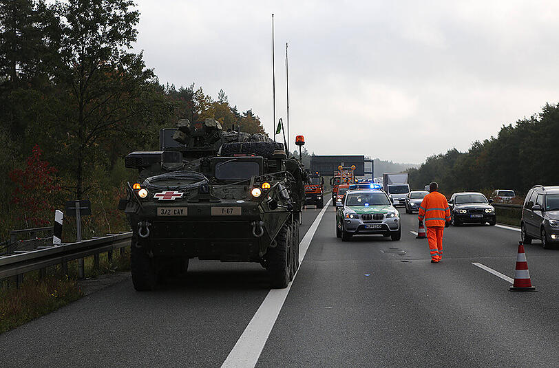 Auf der A6 bei Nürnberg kam es am Montagmorgen zu einem Unfall zwischen einem Lkw und mehreren Fahrzeugen der US Army.