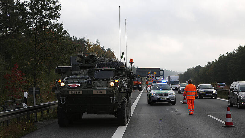 Auf der A6 bei Nürnberg kam es am Montagmorgen zu einem Unfall zwischen einem Lkw und mehreren Fahrzeugen der US Army. Auf der A6 bei Nürnberg kam es am Montagmorgen zu einem Unfall zwischen einem Lkw und mehreren Fahrzeugen der US Army.