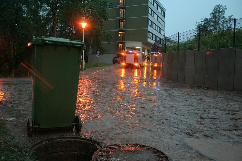 In der Nacht zum Montag hat es in Bayern und Baden-Württemberg schwerste Unwetter mit Überschwemmungen, Erdrutschen, Hagel und Sturm gegeben - die Bilder machen betroffen.