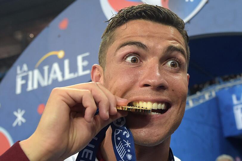Das Ronaldo-Drama: Auf und Ab des portugiesischen Superstars im EM-Finale gegen Gastgeber Frankreich. Die einmaligen Bilder von Ronaldo, der von der tragischen Figur zum weltbesten Co-Trainer mutierte und dann zum großen Triumphator wurde.